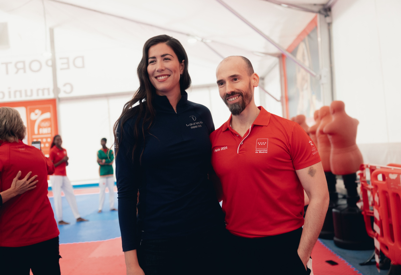 La ex número uno del tenis mundial Garbiñe Muguruza: “Nunca había visto unas instalaciones como estas, por su magnitud y por el hecho de que las comparte toda la comunidad, desde deportistas de élite hasta el público en general, utilizando la misma experiencia y equipamiento de última generación”.  “Esto demuestra lo que se puede lograr cuando el deporte ocupa un lugar central en la comunidad, y además fue muy divertido. Ahora que estoy retirada, esto me ha recordado que es bueno probar una amplia variedad de deportes diferentes”.  Cafú, el eterno capitán de la selección brasileña masculina de fútbol, dos veces campeón del mundo y único deportista que ha jugado en tres finales consecutivas de la Copa del Mundo:  “Podría haberlo hecho mejor, estoy decepcionado con mi actuación”, dice Cafú, riendo. “No me sorprende la increíble actuación de Daniel Dias en tiro con arco. Es un atleta increíble, por no hablar de su increíble resistencia”.  “Sólo pudimos vislumbrar la infraestructura de la que disfruta a diario la Comunidad de Madrid. La gran cantidad de personas que pasan por Puerta de Hierro demuestra que está transformando la comunidad, en términos de nivel físico, calidad de vida y salud mental. Es un ejemplo que debería compartirse con todas las grandes ciudades del mundo”.