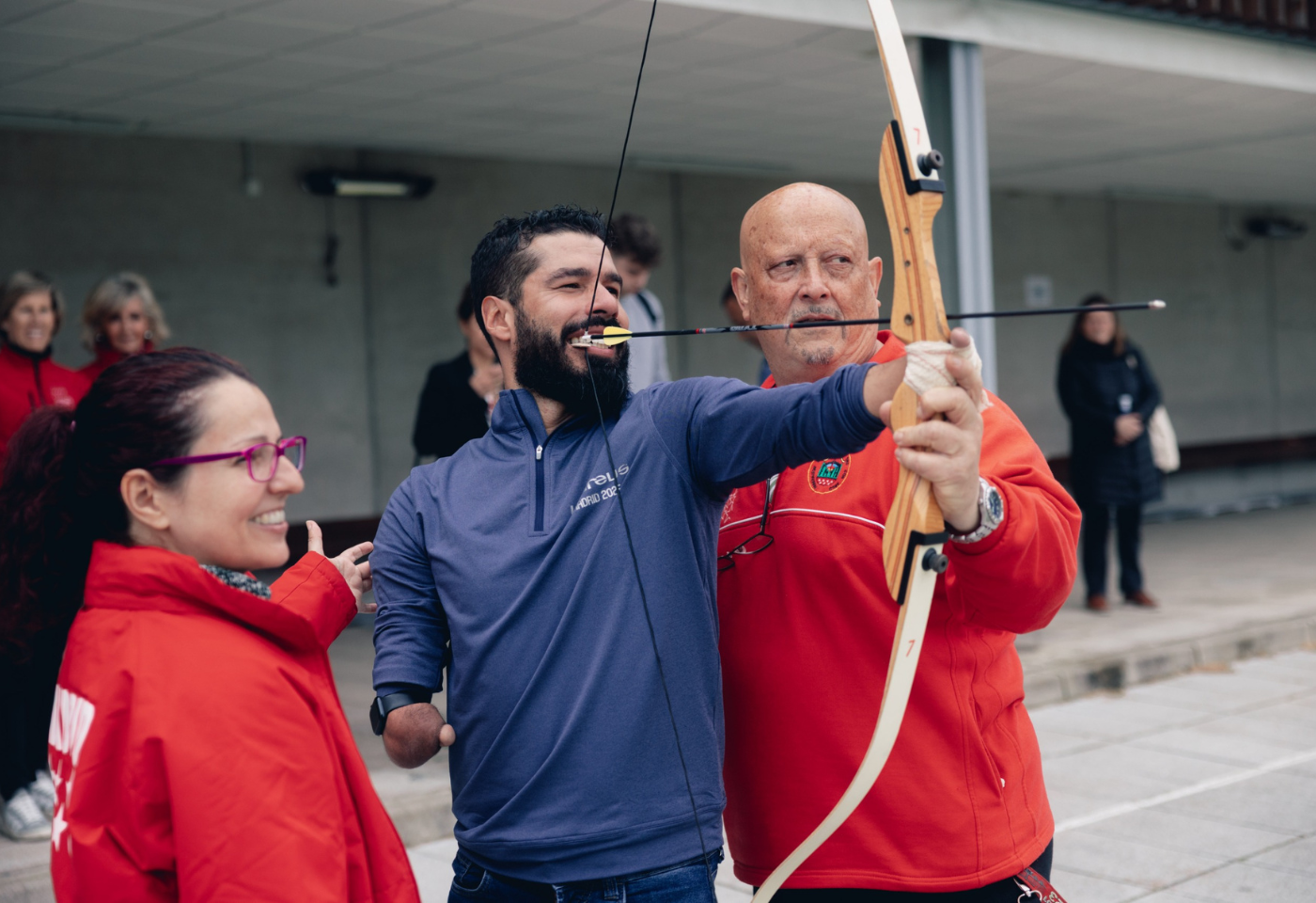 La ex número uno del tenis mundial Garbiñe Muguruza: “Nunca había visto unas instalaciones como estas, por su magnitud y por el hecho de que las comparte toda la comunidad, desde deportistas de élite hasta el público en general, utilizando la misma experiencia y equipamiento de última generación”.  “Esto demuestra lo que se puede lograr cuando el deporte ocupa un lugar central en la comunidad, y además fue muy divertido. Ahora que estoy retirada, esto me ha recordado que es bueno probar una amplia variedad de deportes diferentes”.  Cafú, el eterno capitán de la selección brasileña masculina de fútbol, dos veces campeón del mundo y único deportista que ha jugado en tres finales consecutivas de la Copa del Mundo:  “Podría haberlo hecho mejor, estoy decepcionado con mi actuación”, dice Cafú, riendo. “No me sorprende la increíble actuación de Daniel Dias en tiro con arco. Es un atleta increíble, por no hablar de su increíble resistencia”.  “Sólo pudimos vislumbrar la infraestructura de la que disfruta a diario la Comunidad de Madrid. La gran cantidad de personas que pasan por Puerta de Hierro demuestra que está transformando la comunidad, en términos de nivel físico, calidad de vida y salud mental. Es un ejemplo que debería compartirse con todas las grandes ciudades del mundo”.