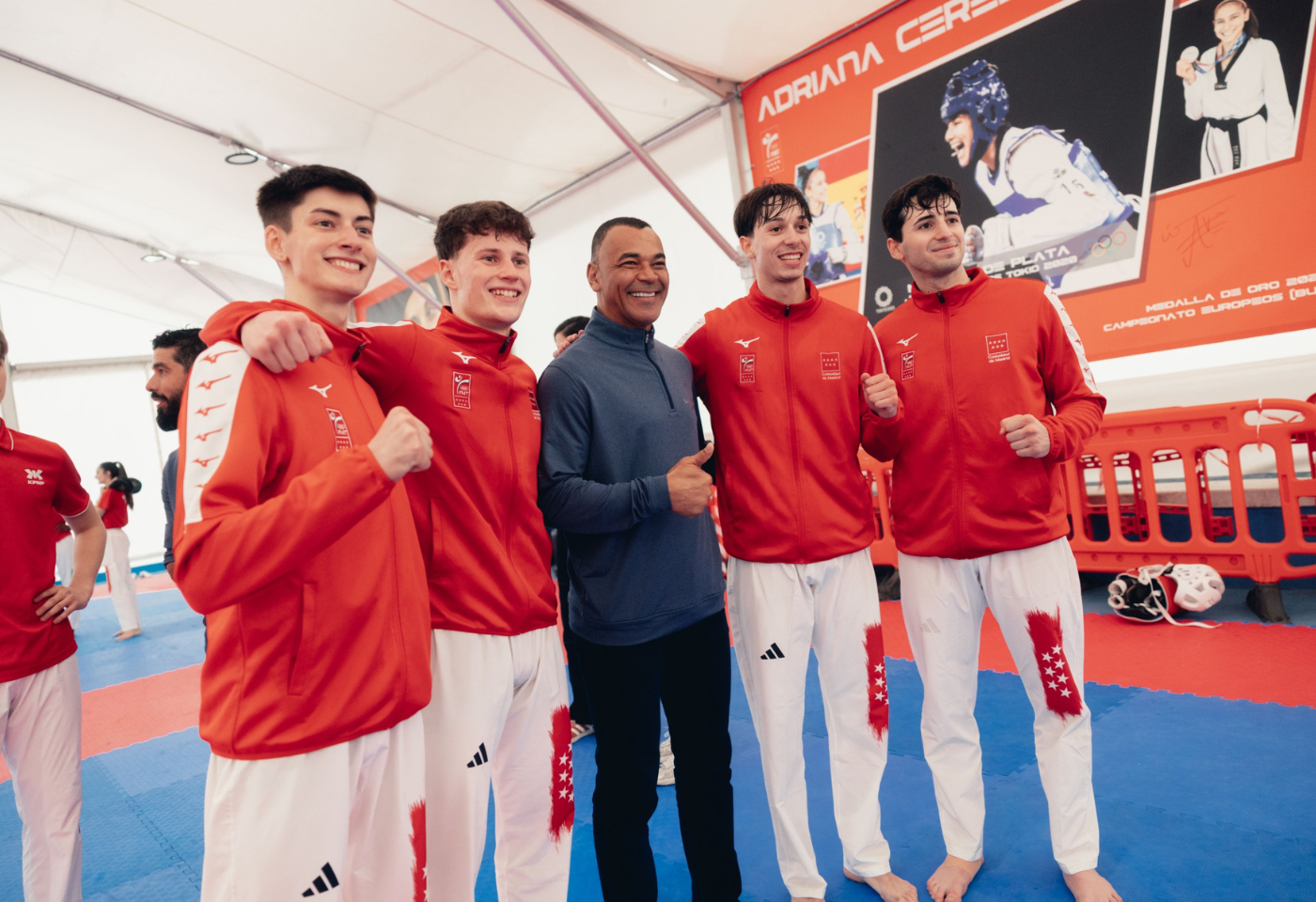 La ex número uno del tenis mundial Garbiñe Muguruza: “Nunca había visto unas instalaciones como estas, por su magnitud y por el hecho de que las comparte toda la comunidad, desde deportistas de élite hasta el público en general, utilizando la misma experiencia y equipamiento de última generación”.  “Esto demuestra lo que se puede lograr cuando el deporte ocupa un lugar central en la comunidad, y además fue muy divertido. Ahora que estoy retirada, esto me ha recordado que es bueno probar una amplia variedad de deportes diferentes”.  Cafú, el eterno capitán de la selección brasileña masculina de fútbol, dos veces campeón del mundo y único deportista que ha jugado en tres finales consecutivas de la Copa del Mundo:  “Podría haberlo hecho mejor, estoy decepcionado con mi actuación”, dice Cafú, riendo. “No me sorprende la increíble actuación de Daniel Dias en tiro con arco. Es un atleta increíble, por no hablar de su increíble resistencia”.  “Sólo pudimos vislumbrar la infraestructura de la que disfruta a diario la Comunidad de Madrid. La gran cantidad de personas que pasan por Puerta de Hierro demuestra que está transformando la comunidad, en términos de nivel físico, calidad de vida y salud mental. Es un ejemplo que debería compartirse con todas las grandes ciudades del mundo”.