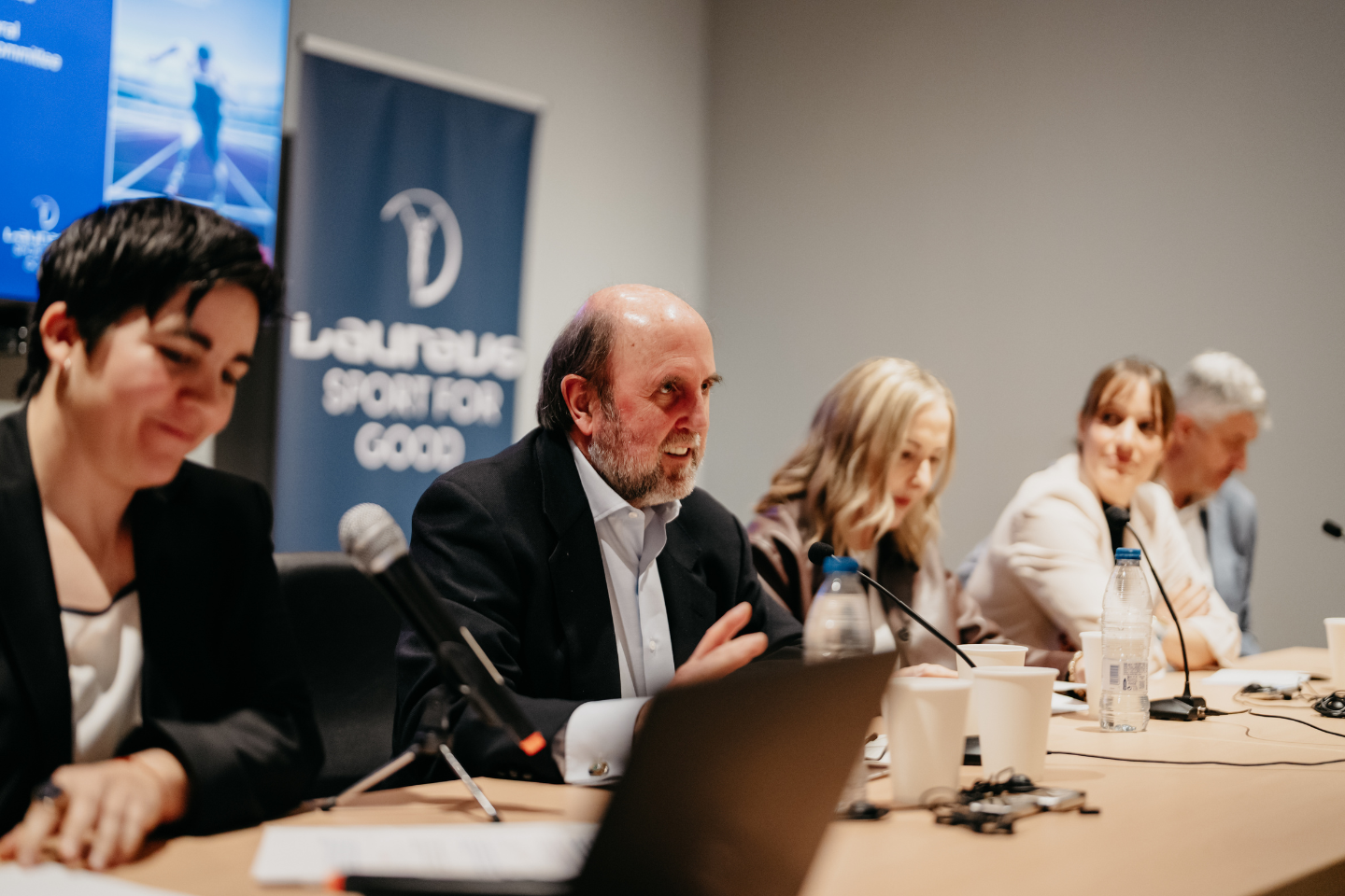 Sir Alex Ellis, embajador británico en España, afirmó: “En el Reino Unido y España, el deporte no es solo un pasatiempo, sino también parte de la identidad de nuestros países, un motor de crecimiento económico que fomenta el empleo, la innovación y las conexiones internacionales, y me enorgullece que el Reino Unido esté a la vanguardia de la tecnología adaptativa. A través de la campaña Gamechangers, la Embajada Británica se complace en contribuir a facilitar el intercambio de experiencias entre nuestras dos grandes naciones deportivas, para que la inclusión se convierta en la norma y no en la excepción”.  La Embajada Británica en España, a través de la campaña GREAT Gamechangers, sigue defendiendo la inclusión, la diversidad y la igualdad en el deporte, movilizando a socios británicos y españoles para demostrar cómo los valores compartidos pueden impulsar un cambio social significativo. Esta colaboración con Laureus se basa en un compromiso continuo para garantizar que el deporte sea accesible a los jóvenes de todas las capacidades.   Laureus Sport for Good es líder mundial en el sector del deporte para el desarrollo y apoya más de 300 programas en todo el mundo. A través de sus nuevos compromisos en Madrid, Laureus pretende ampliar el acceso al deporte, reforzar las vías de inclusión para los jóvenes con discapacidad y empoderar a las organizaciones locales con un profundo conocimiento de la comunidad.  La mesa redonda Shaping the Future of Inclusive Sport cuenta con el apoyo de la campaña Gamechangers de GREAT, que celebra el compromiso del Reino Unido con la igualdad, la diversidad y la inclusión a través de deportistas y actividades que realmente marcan la diferencia. GREAT es la campaña de marketing internacional del Gobierno británico, que muestra lo mejor del Reino Unido.  El deporte GREAT lo practican los Gamechangers